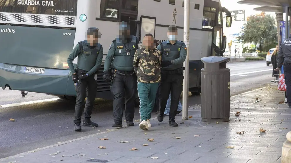 Uno de los detenidos por el altercado en el avi&oacute;n de Air Arabia. (Diario de Mallorca)