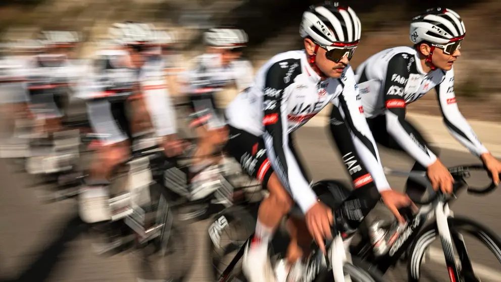 El equipo emirat&iacute; de cilismo durante su entrenamiento en Espa&ntilde;a. (X)