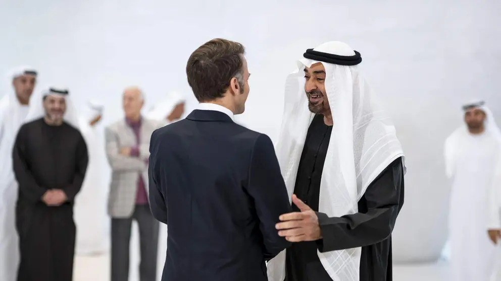 El presidente de EAU saluda en 2025 a Macron en Abu Dhabi. (WAM)