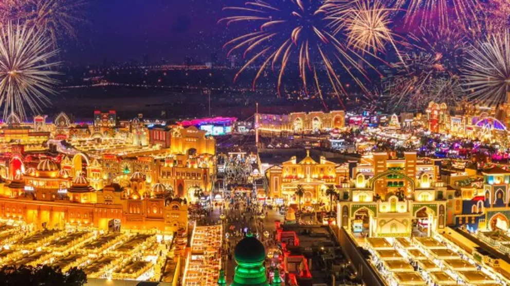 Fuegos artificiales en el Global Village. (X)