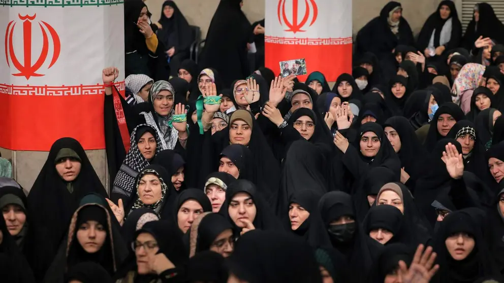 Mujeres en Ir&aacute;n. (X)