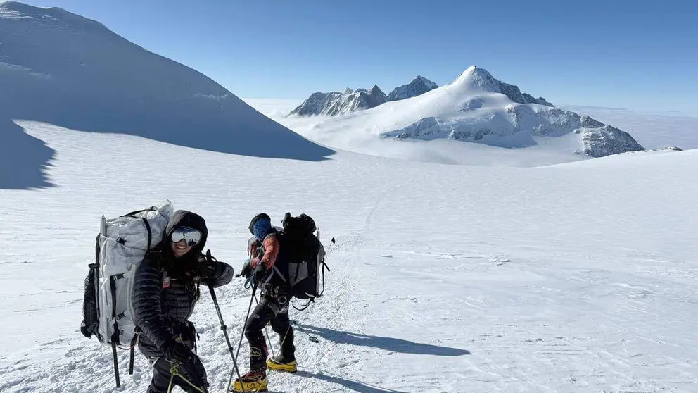 Respresentantes emirat&iacute;es en el polo. (WAM)