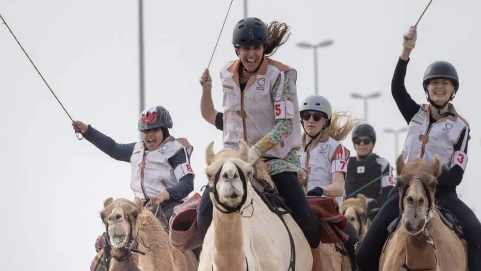 Las ganadoras del marat&oacute;n a camello. (WAM)