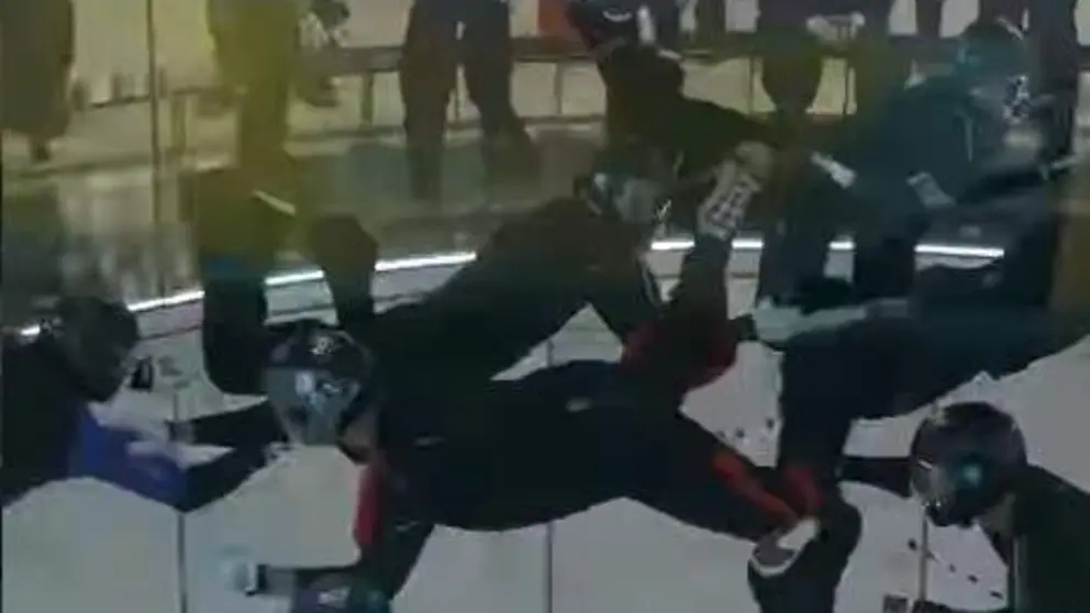 Paracaidistas en el t&uacute;nel de viento en Abu Dhabi. (Instagram)