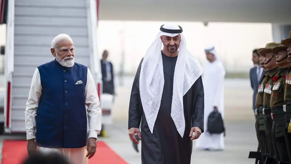 El presidente de Emiratos junto al primer ministro indio este lunes en Nueva Delhi. (WAM)