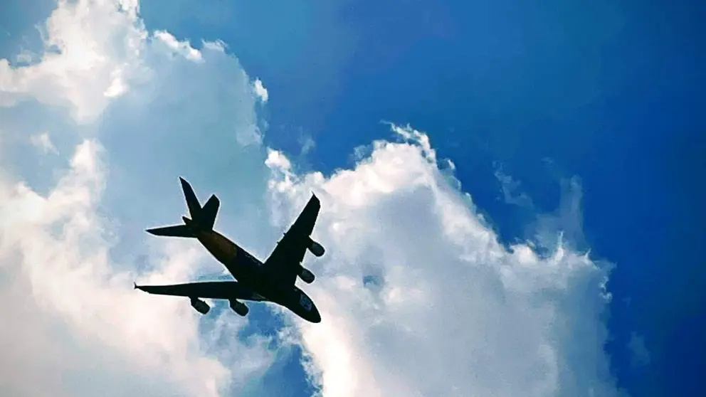 Un avi&oacute;n tras el despegue. (EL CORREO)