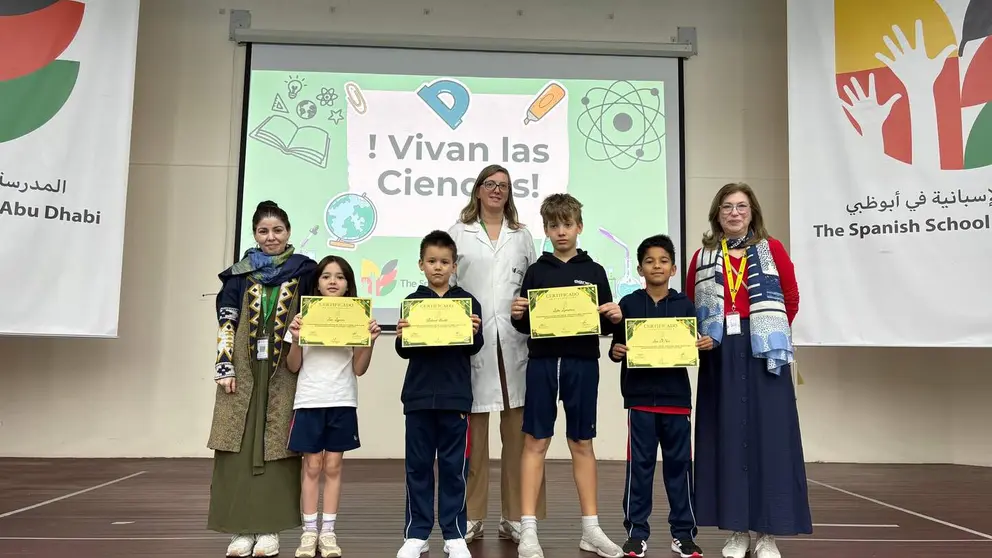 La directora del colegio (primera por la derecha) junto a los j&oacute;venes cient&iacute;ficos premiados. (Cedida)
