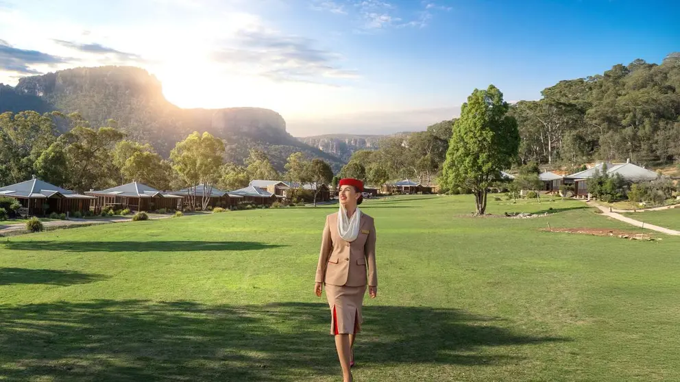 Una azafata de Emirates delante del lodge australiano. (X)