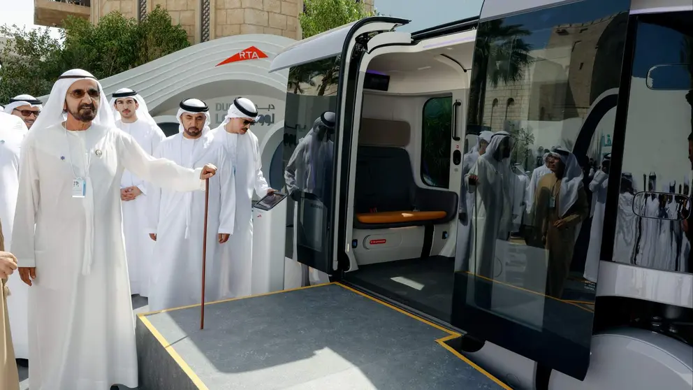 El gobernante de Dubai ante una cabina de Glydways, transporte del futuro. (Dubai Media Office)