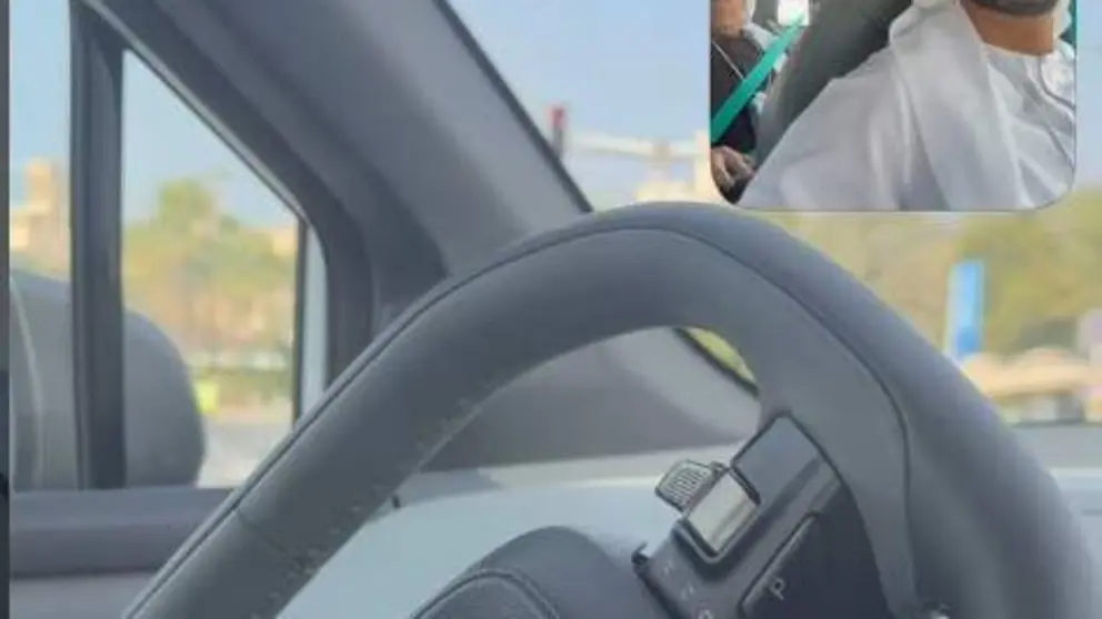 Captura de pantalla del v&iacute;deo compartido del pr&iacute;ncipe a bordo del veh&iacute;culo aut&oacute;nomo. (Instagram)