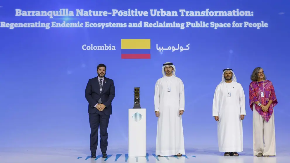 El embajador de Colombia en EAU recibe el premio durante la Cumbre Mundial de Gobiernos de Dubai. (WAM)