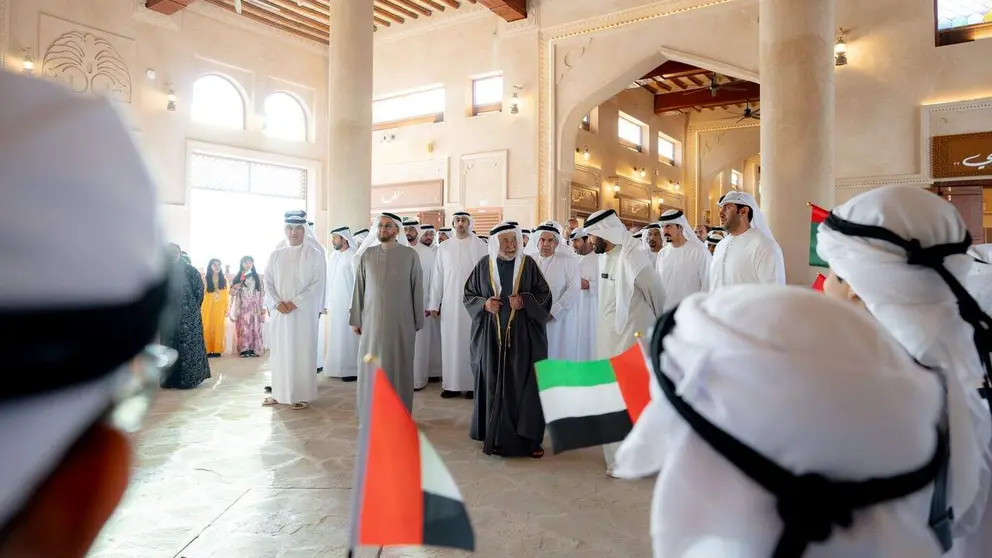 El gobernante de Sharjah inaugura el nuevo zoco de Al Dhaid. (WAM)