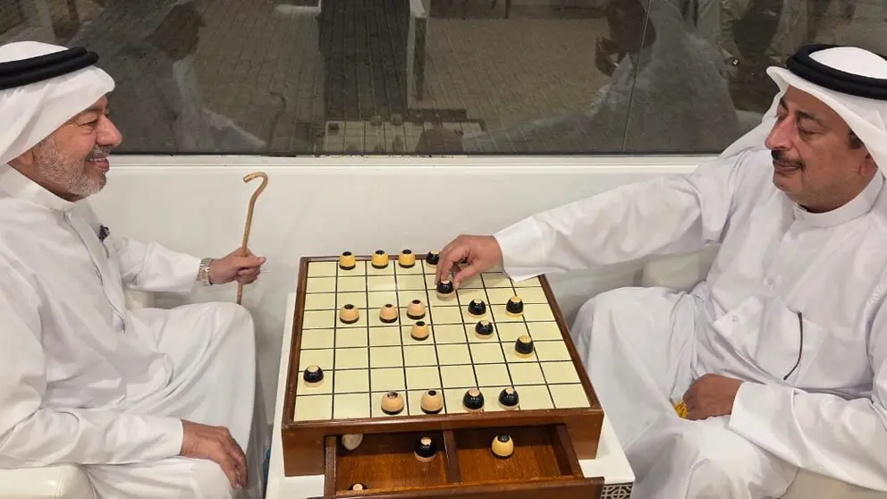 Dos &aacute;rabes ante una partida de Damas. (EL CORREO)