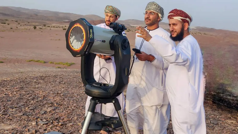 Avistamiento de la Luna en Om&aacute;n. (Agencia de noticias de Om&aacute;n)