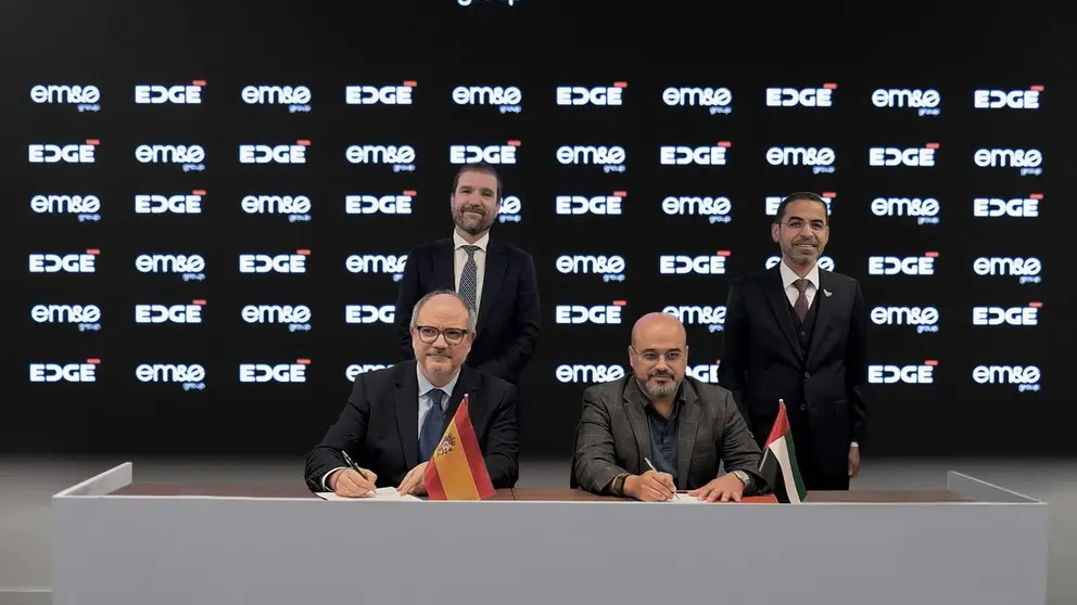 Un momento de la firma del acuerdo entre EDGE y Escribano. (WAM)