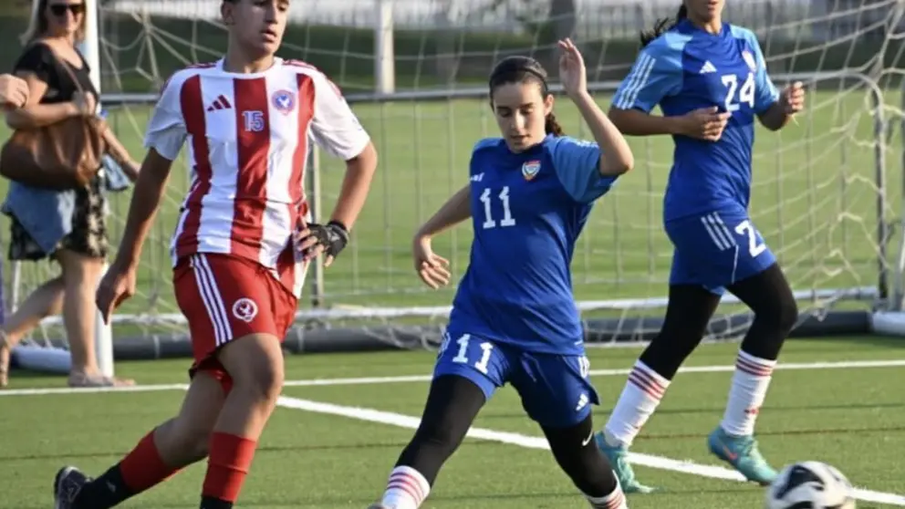 La joven espa&ntilde;ola con el bal&oacute;n en Dubai. (Cedida)