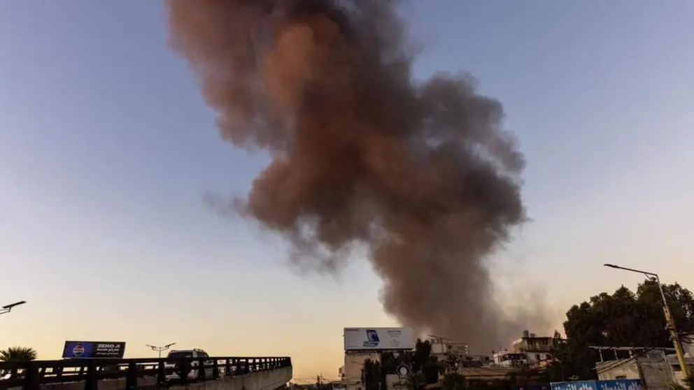 Columna de humo en Beirut. (X)