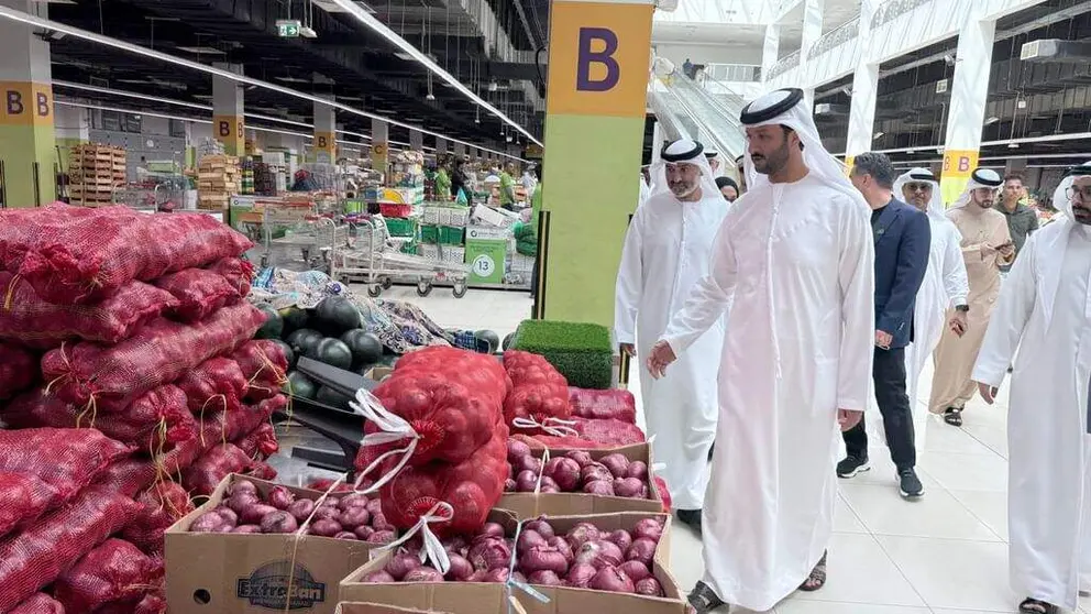 El ministro de Econom&iacute;a de EAU durante su visita al mercado de frutas y verduras de Dubai. (WAM)