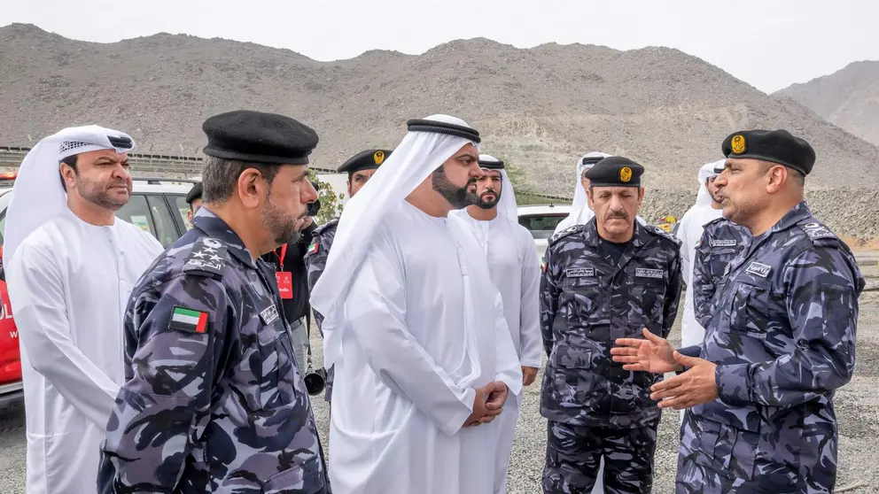 El pr&iacute;ncipe heredero de Fujairah junto a los equipos de trabajo de campo y de defensa en la Zona Industrial Petrolera. (WAM)