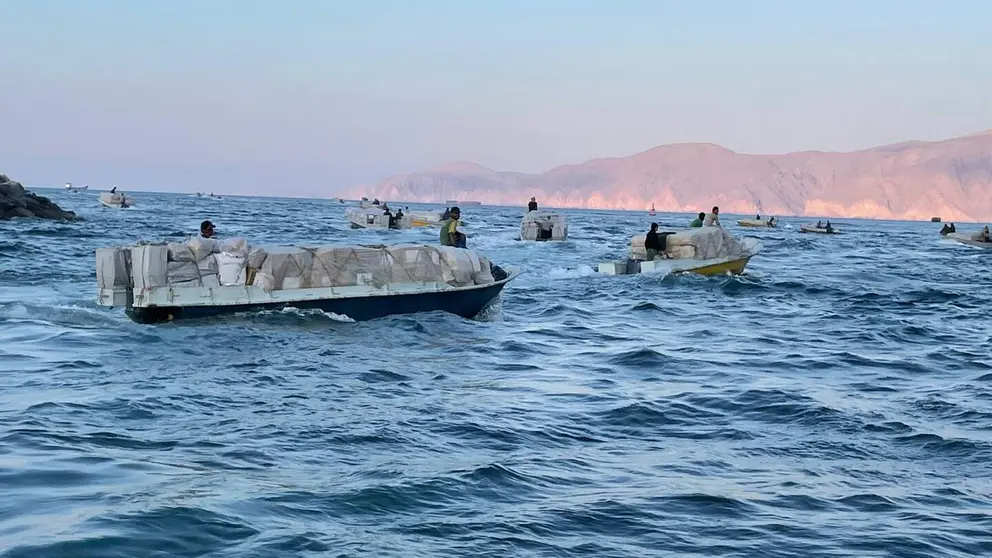 Peque&ntilde;as embarcaciones zarpan de Jasab en Om&aacute;n para atravesar el estrecho de Ormuz. (EL CORREO)
