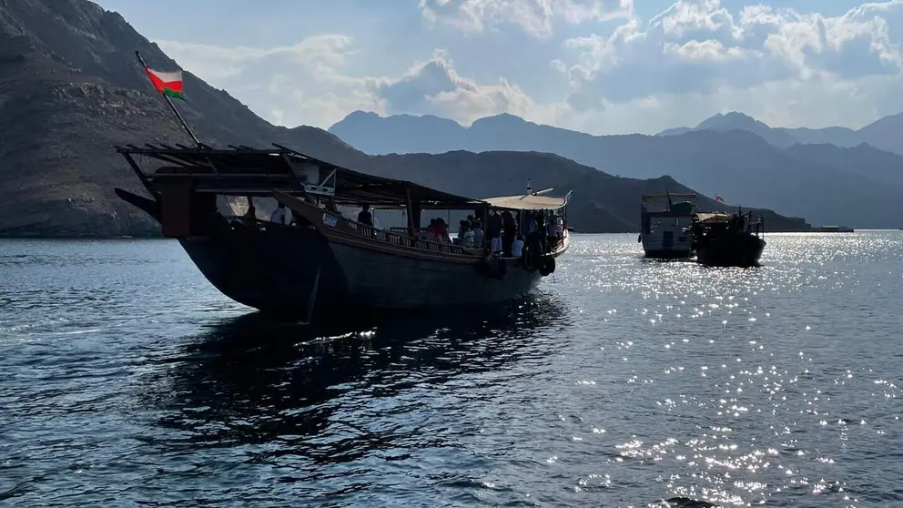 Dhow navega entre los fiordos del pueblo oman&iacute; de Jasab, situado en la orilla sur del estrecho de Ormuz. (R. P&eacute;rez)