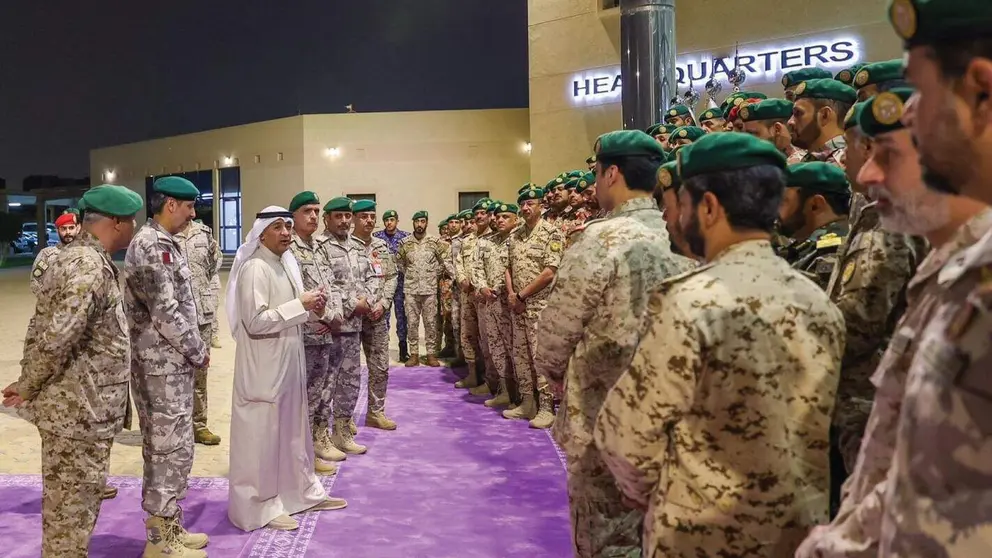 El secretario general del CCG junto a miembros de las Fuerzas Armadas. (WAM)