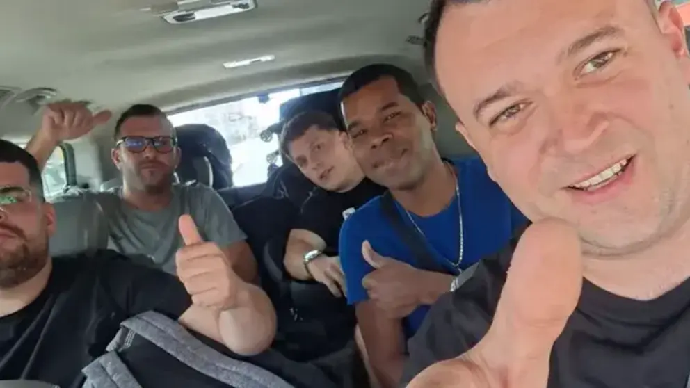 Grupo de uruguayos que ha logrado regresar a su pa&iacute;s tras quedar atrapados en Oriente Medio. (X)