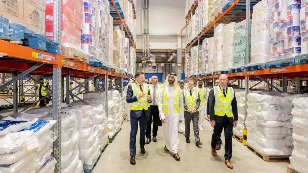 El ministro de Econom&iacute;a recorre un al mac&eacute;n de Carrefour. (WAM)