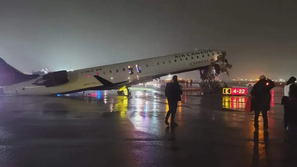 Avi&oacute;n de Air Canad&aacute; siniestrado en el aeropuerto de LaGuardia en Nueva York. (@SLCScanner)