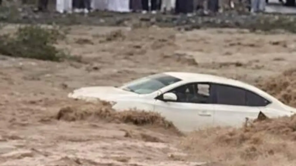 El veh&iacute;culo arrastrado por las aguas de las lluvias. (Instagram)