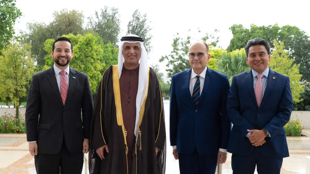El gobernante de Ras Al Khaimah con los embajadores centroamericanos. (WAM)