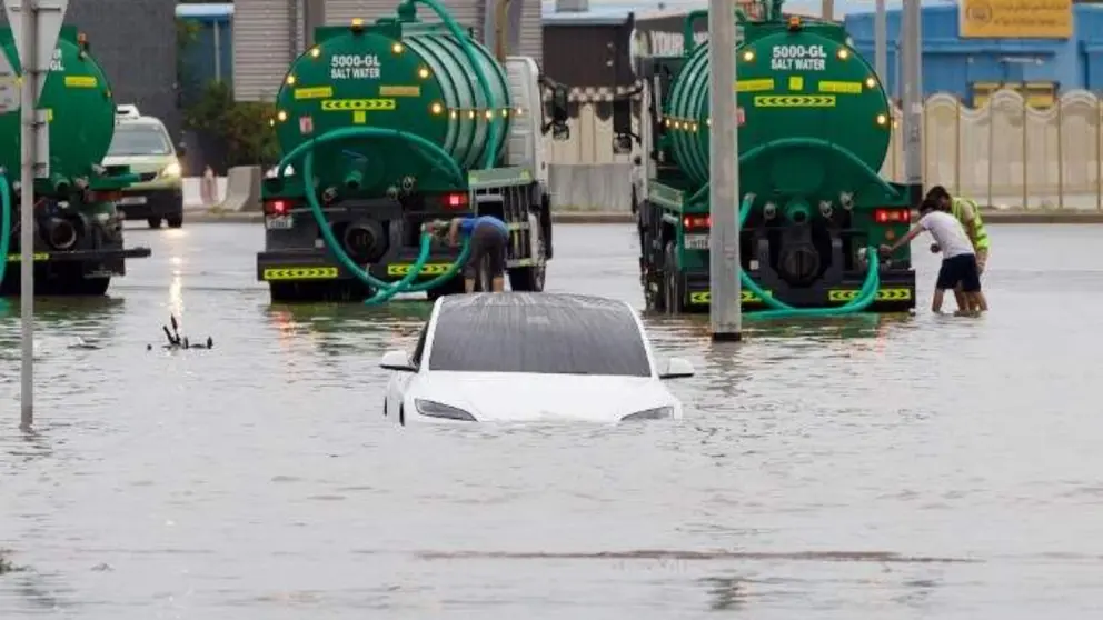Un coche inundado por la lluvia en Dubai. (Fuente externa)