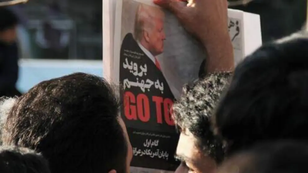 Manifestantes &aacute;rabes portan un peri&oacute;dico con la portada protagonizada por Trump. (
Ali Reza Safari / pxhere.com)