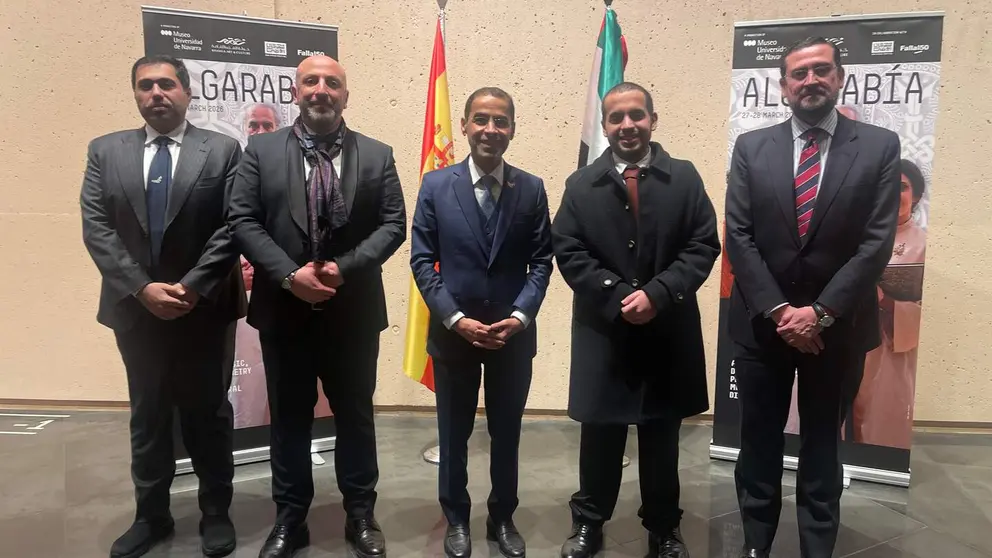 Embajador de EAU en Espa&ntilde;a, Saleh Al Suwaidi en el centro de la imagen y a su derecha Ramsi Jazmati e Ibrahim Al Nuaimi, director de Relaciones institucionales de la Embajada de EAU en Madrid, y a la izquierda del embajador, el alumno Humaid Al Ketbi y Miguel Moro, director de Casa &Aacute;rabe. (Cedida)