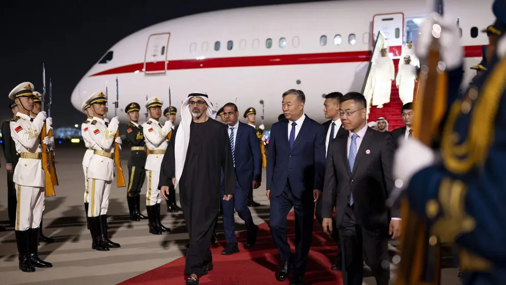 El pr&iacute;ncipeheredero de Abu Dhabi llega a Pek&iacute;n. (WAM)