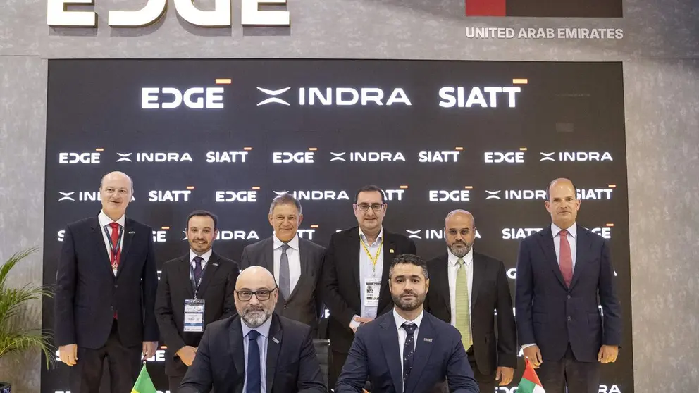 Un momento de la firma del contrato entre Edge e Indra con Brasil. (WAM)