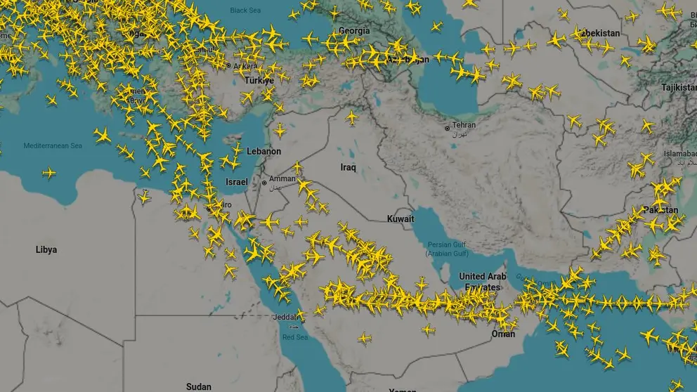Movimiento de vuelos en Oriente Medio y el Golfo Ar&aacute;bigo en la ma&ntilde;ana del 25 de abril de 2026. (flightradar24)