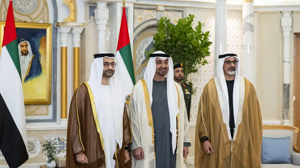 El jeque Mohamed bin Zayed, junto a los nuevos miembros del Consejo Ejecutivo de Abu Dhabi.