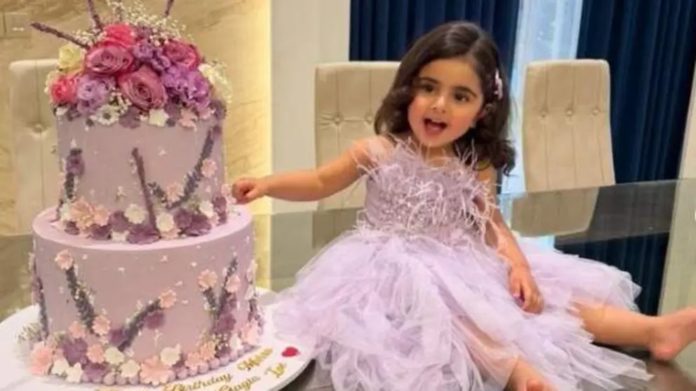 La jequesa Mahra junto a su tarta de cumplea&ntilde;os. (Instagram)