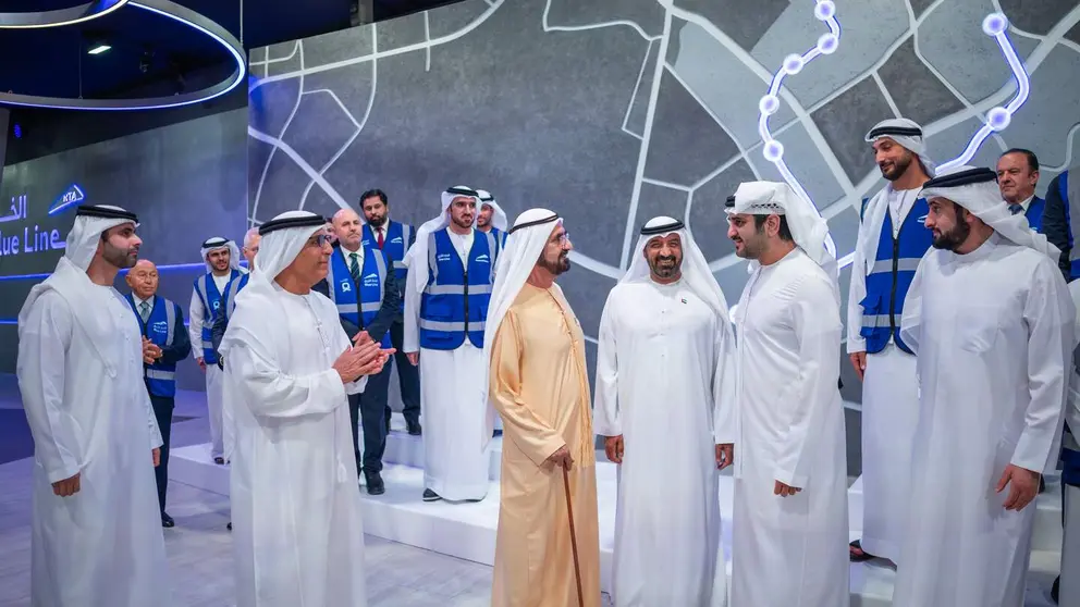 En el centro de la imagen el gobernante de Dubai con personal de construcci&oacute;n del Metro. (WAM)