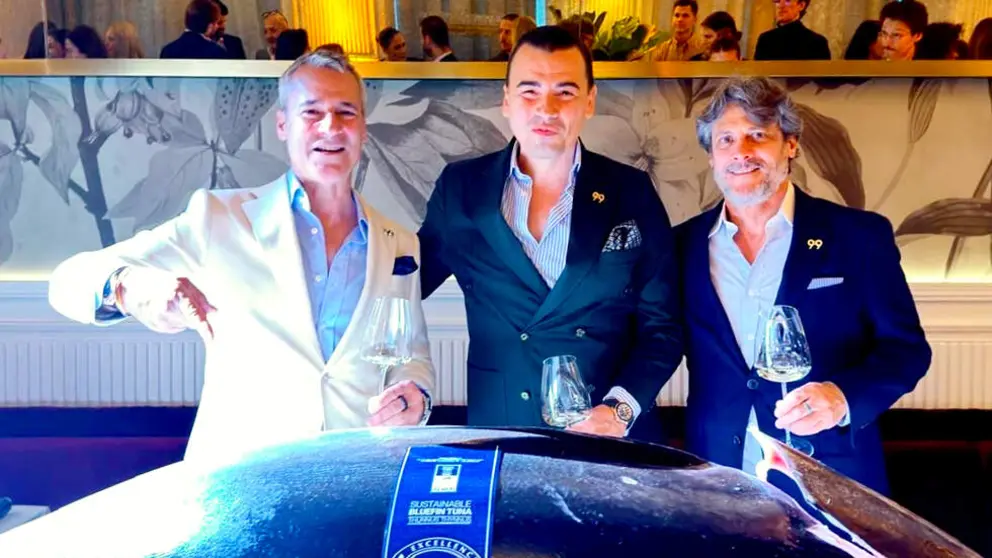 Jaime Casta&ntilde;eda, CEO de Ninety Nine SB Investment LLC, junto a los hermanos Fernando y Pedro de Le&oacute;n, fundadores de los restaurantes 99 Sushi Bar en Espa&ntilde;a, en la inauguraci&oacute;n del nuevo restaurante de la exitosa marca de cocina japonesa contempor&aacute;nea en Buedapest. (Cedida)
