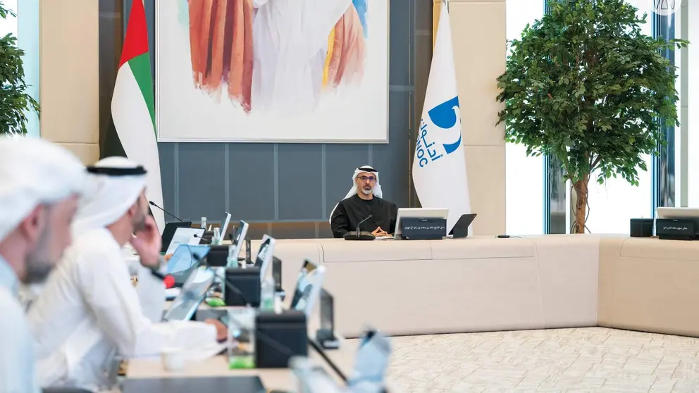 El pr&iacute;ncipe heredero de Abu Dhabi durante el consejo de ADNOC este viernes. (X)