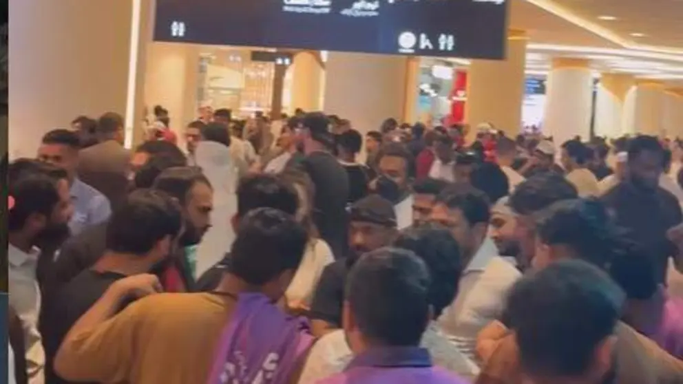 Captura de pantalla de un v&iacute;deo difundido de la aglomeraci&oacute;n en Dubai Mall. (Instagram)