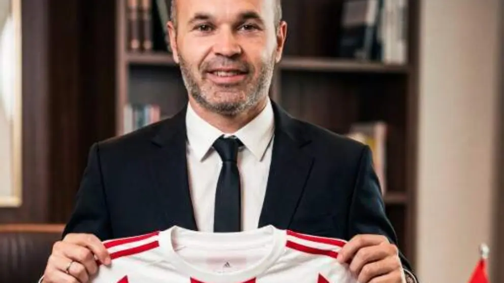 Andr&eacute;s Iniesta con la camiseta del Gulf United. (X)