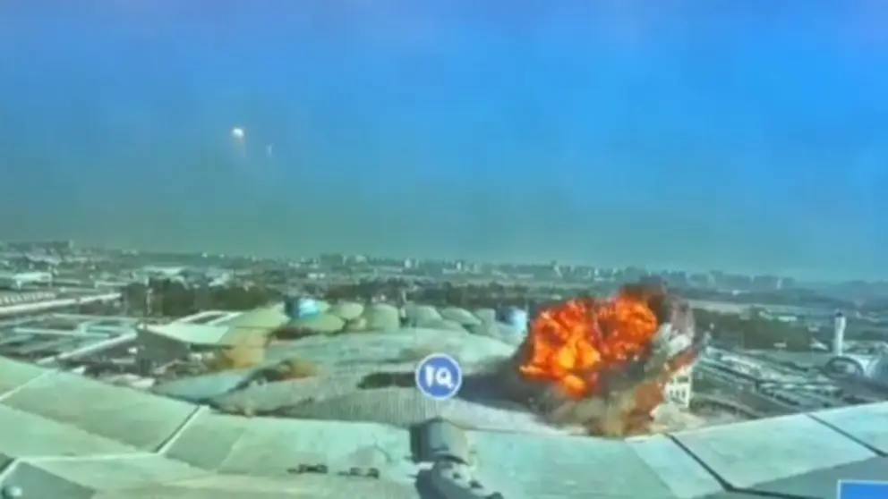 Captura de pantalla del v&iacute;deo del dron irani en el aeropuerto de Kuwait. (X)