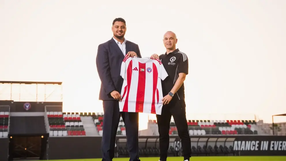 Iniesta muestra la camiseta de su nuevo equipo junto al presidente del club. (Fuente externa)