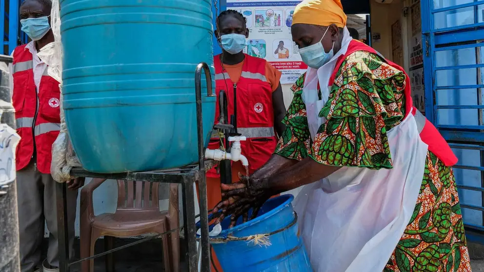 Una mujer en Uganda recoge agua potable. (X)