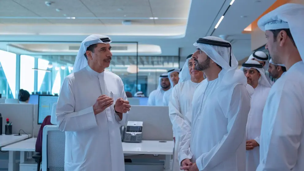 El jeque Hamdan, en el centro de la imagen, durante su visita al DIFC. (WAM)