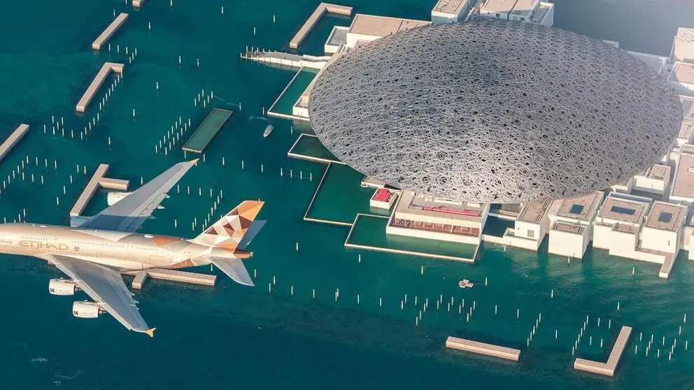un avi&oacute;n de Etihad Airways sobrevuela la isla de Saadiyat. (WAM)