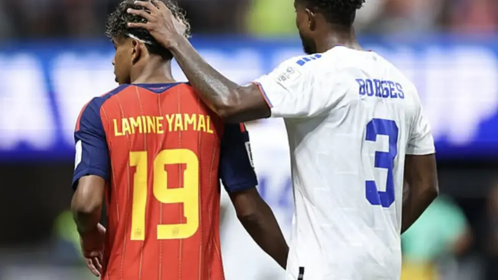 El defensa de la Liga emirat&iacute; junto a Yamal. (Fuente externa)